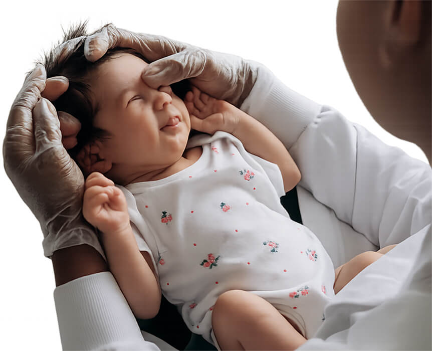 Neurologopeda badająca noworodka