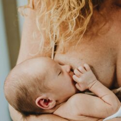 Prawidłowe przystawianie dziecka – klucz do udanego karmienia piersią