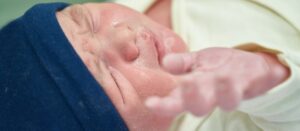 Poród – rodzaje oraz znaczenie w rozwoju mowy