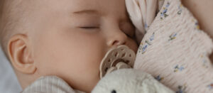 Smoczek uspokajacz i jego wpływ na rozwój mowy